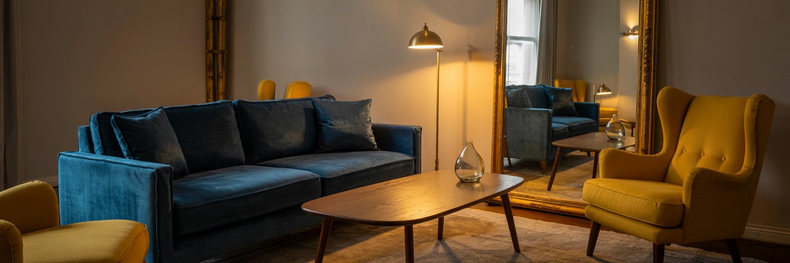 Wohnzimmer mit einem stimmigen Farbkonzept rund um das Sofa